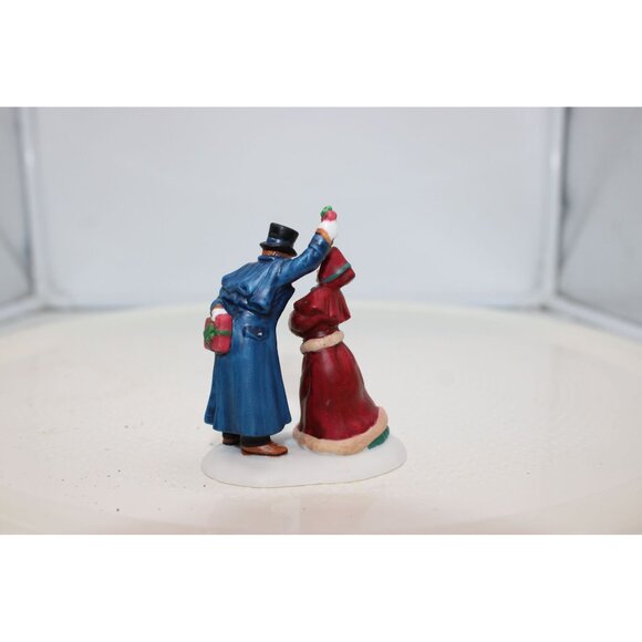 Dept 56 Dickens Village - Victorian Family Christmas House Gift Set - Picture 10 of 11